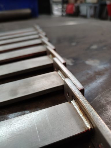 Nahaufnahme von mehreren Metallstücken auf einer Werkbank.