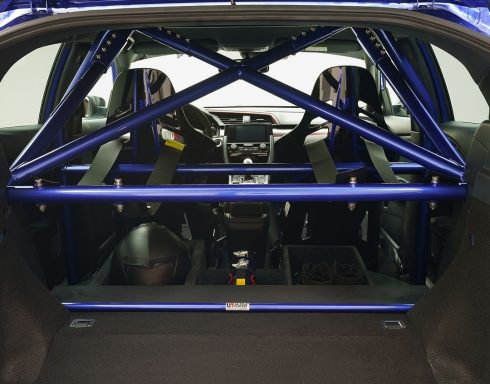 Innenansicht eines Fahrzeugs mit einem blauen Überrollkäfig und Rennsportsitzen.