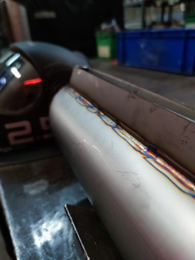 Nahaufnahme eines metallischen Rohres mit einer Schweißnaht.