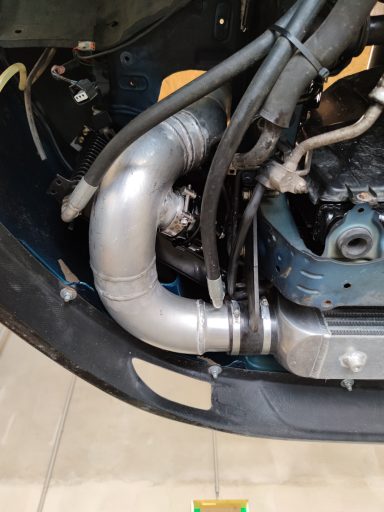 Schlauchsystem und Motorbereich eines Fahrzeugs, inkl. Metallrohre und Schläuche.